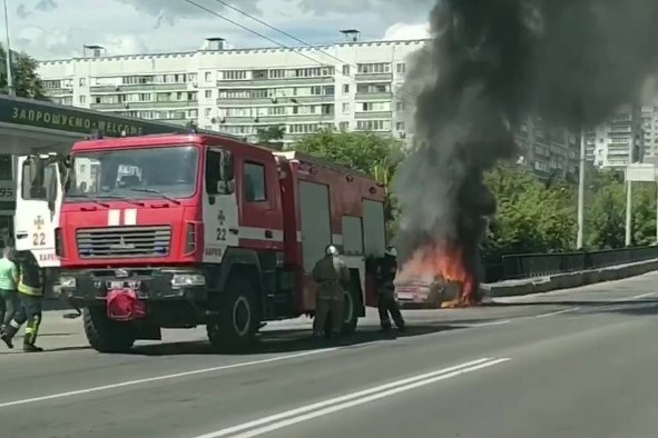 На Салтовке возле "Океана" загорелся Ford (видео)