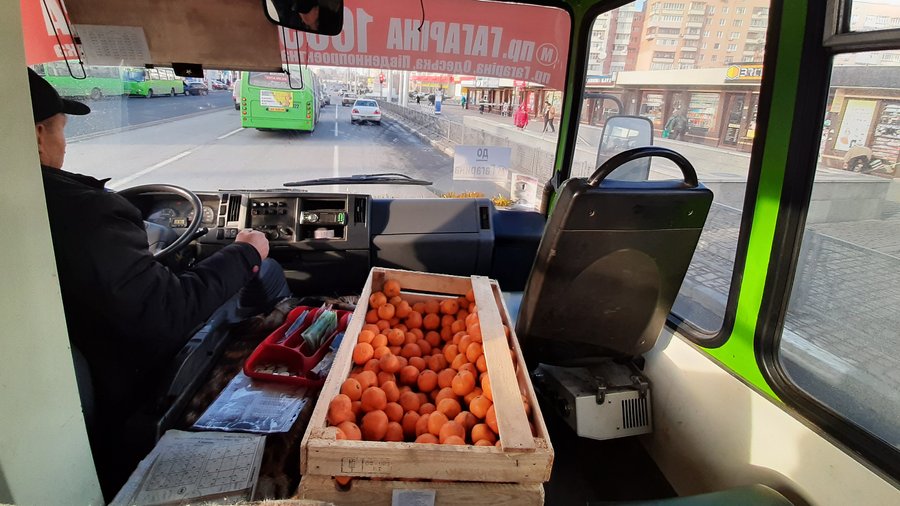 В харьковских маршрутках раздавали мандарины 