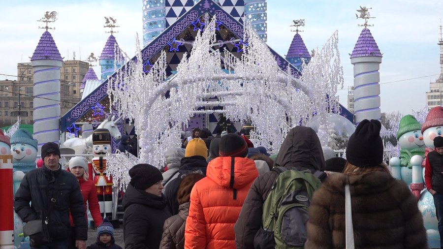К домику Деда Мороза на площади выстраиваются очереди (фото)