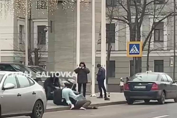 В центре пассажиры подрались с таксистом (видео)