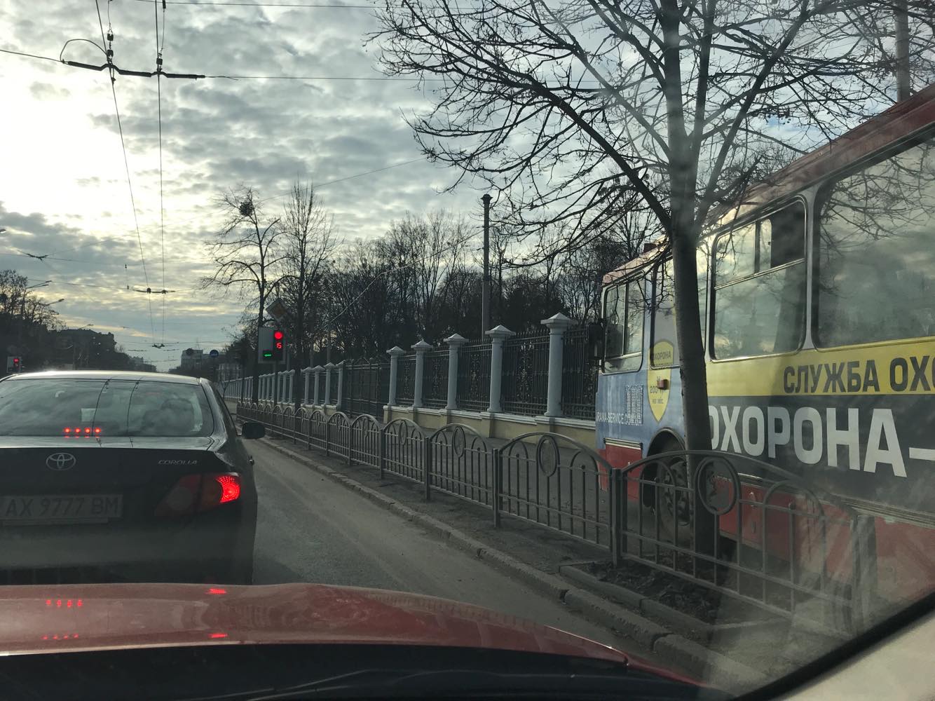 Троллейбус врезался в забор парка Горького (фото)