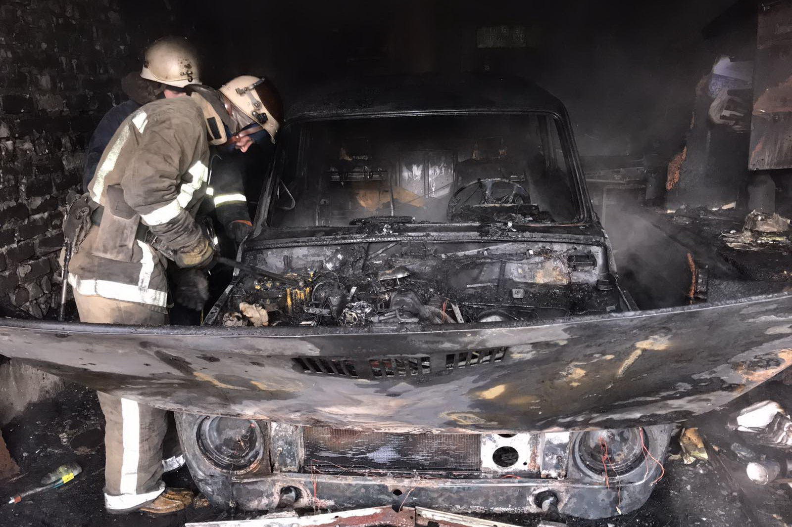 В Харькове загорелся гаражный кооператив