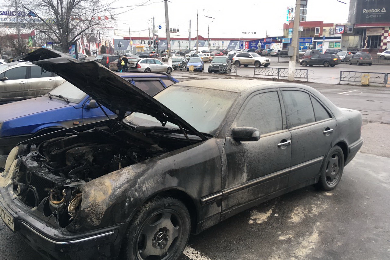 На Салтовке у Mercedes загорелся мотор: подробности