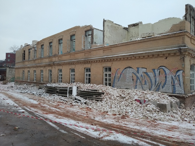 Возле метро "Архитектора Бекетова" демонтируют особняк