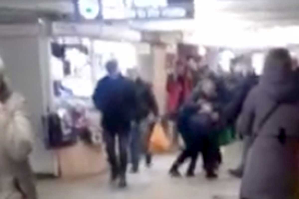 В переходе харьковского метро распылили газ (видео)