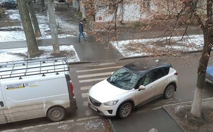 В центре автомобиль припарковали прямо на "зебре" (фото)