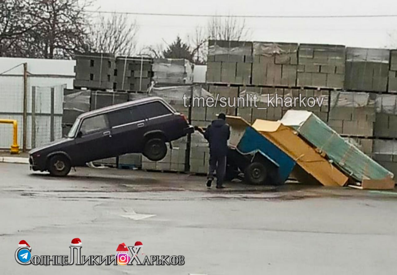 В Харькове машина встала на передние колеса (фото)