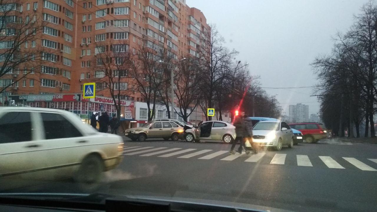 На Салтовке перед "зеброй" столкнулись машины