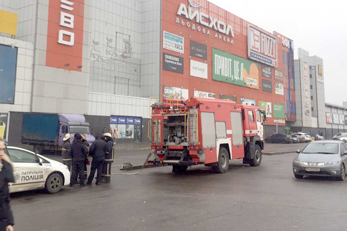 В Харькове к торговому центру стянули силовиков