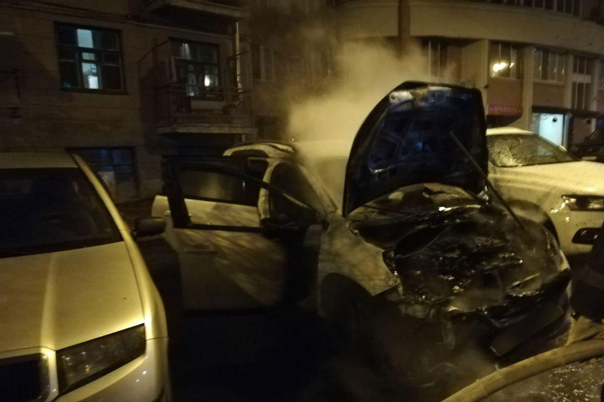 В центре Харькова сгорела машина (фото)