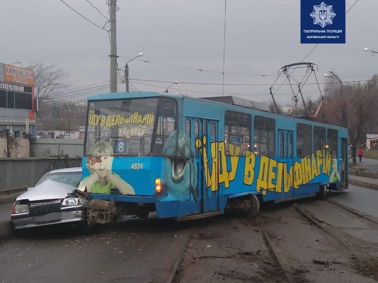 Трамвай сошел с рельсов и попал в аварию: есть пострадавшие (фото)