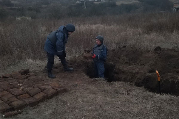 Под Харьковом возле жилых домов нашли противотанковые мины (фото)