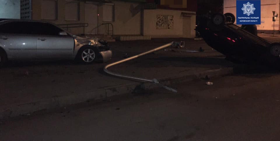 В Харькове машина влетела в столб и перевернулась. Столб рухнул на другое авто (фото)