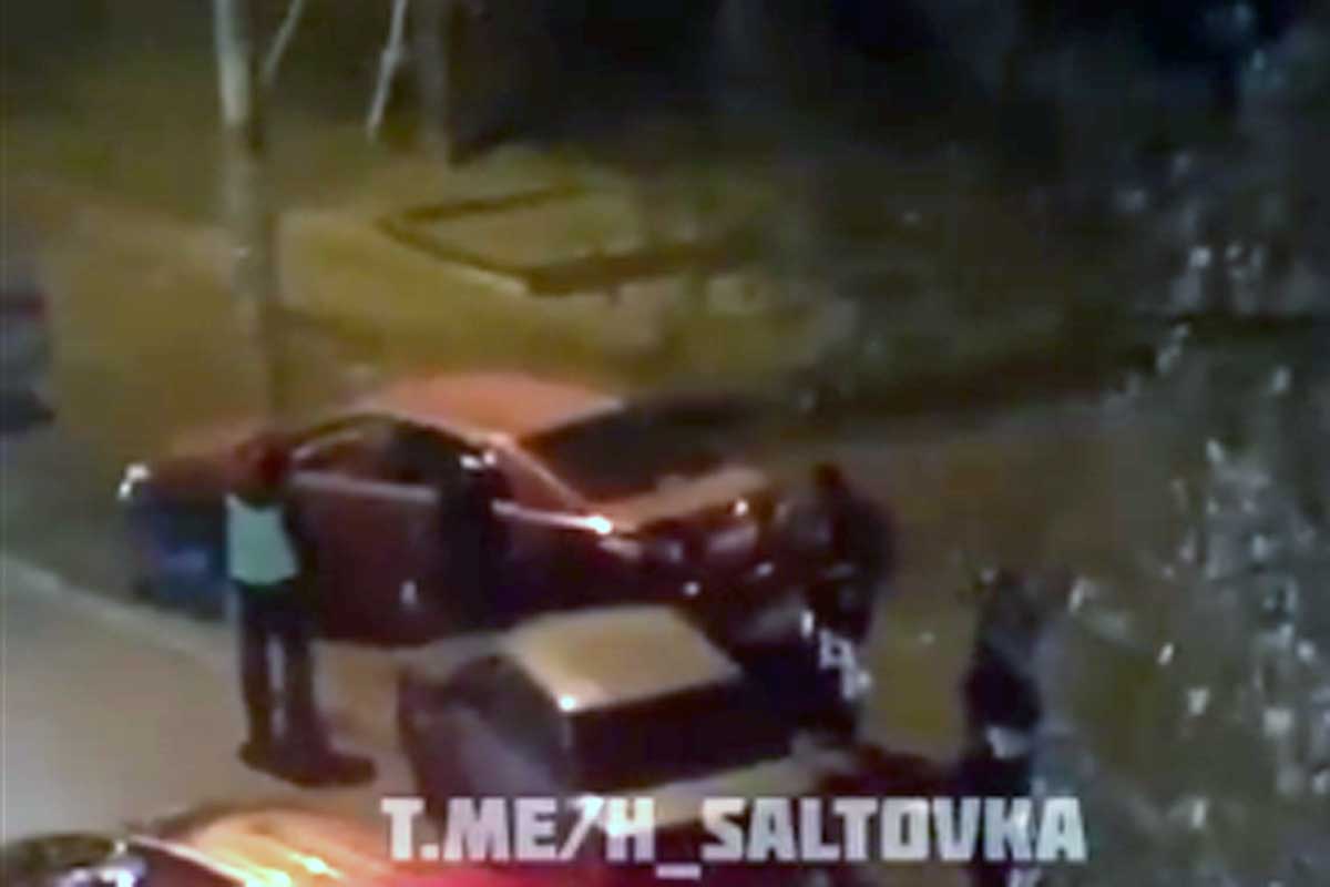 В Харькове автомобиль врезался в остановку с людьми