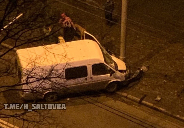 В Харькове "Газель" влетела в столб (фото)