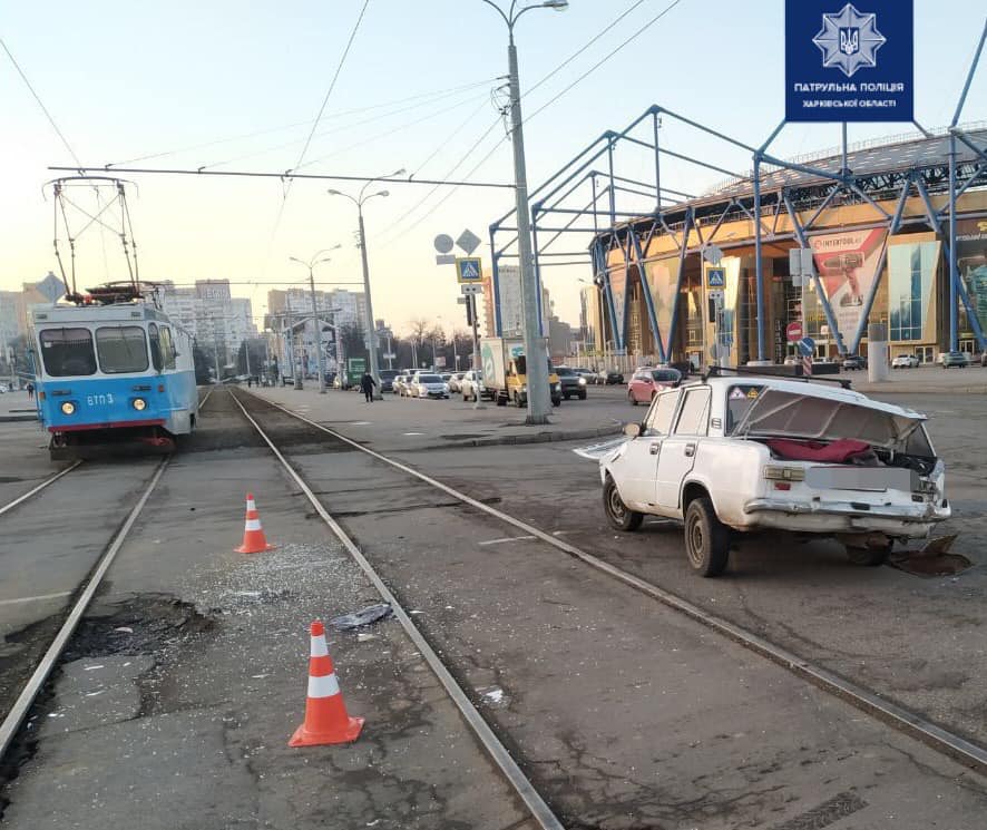 В Харькове трамвай припечатал легковушку (фото)