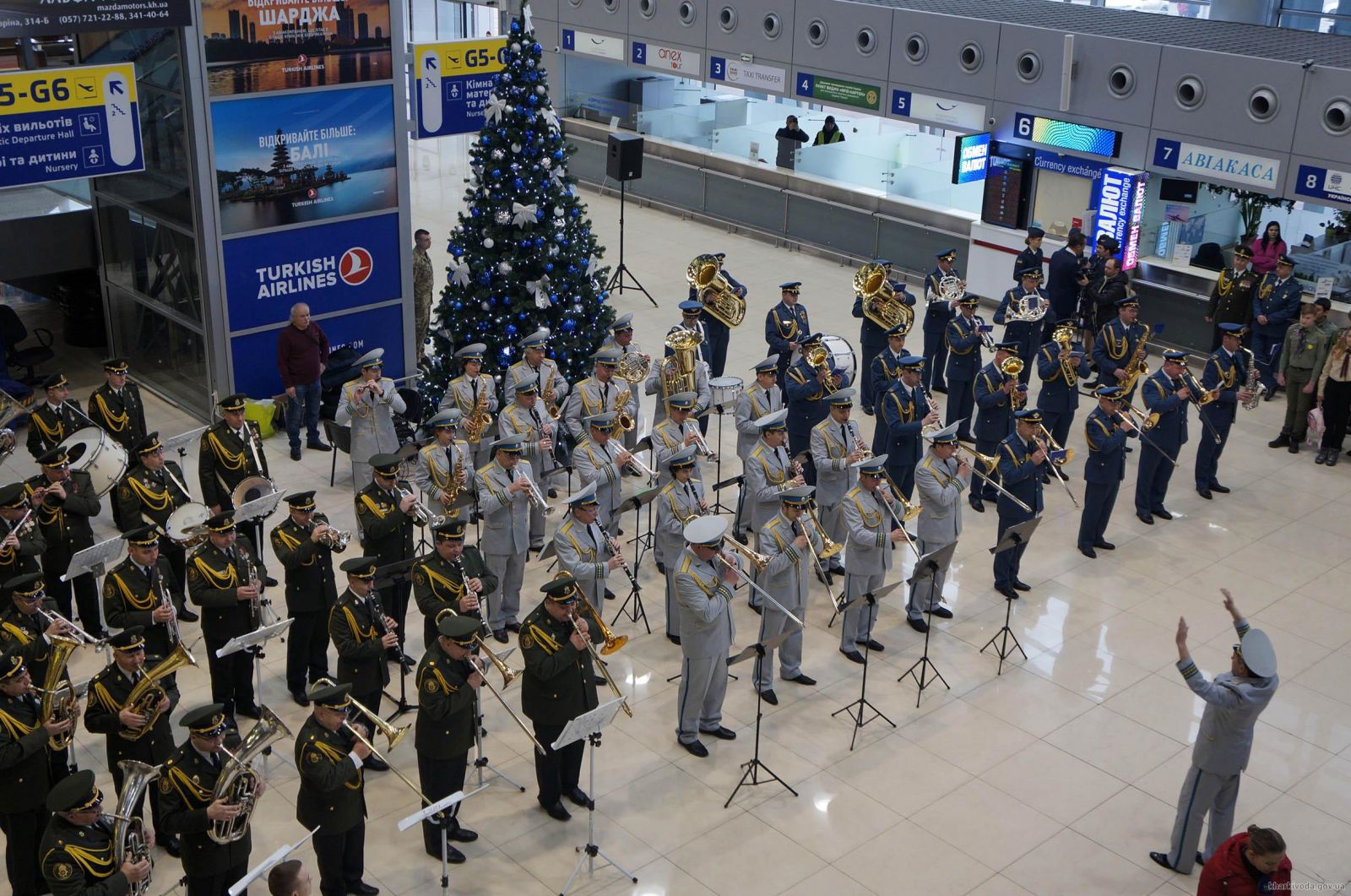 В Харьковском аэропорту сыграли десятки музыкантов (видео)
