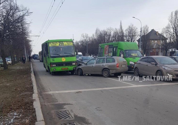 В Харькове - тройное ДТП с маршруткой (фото)