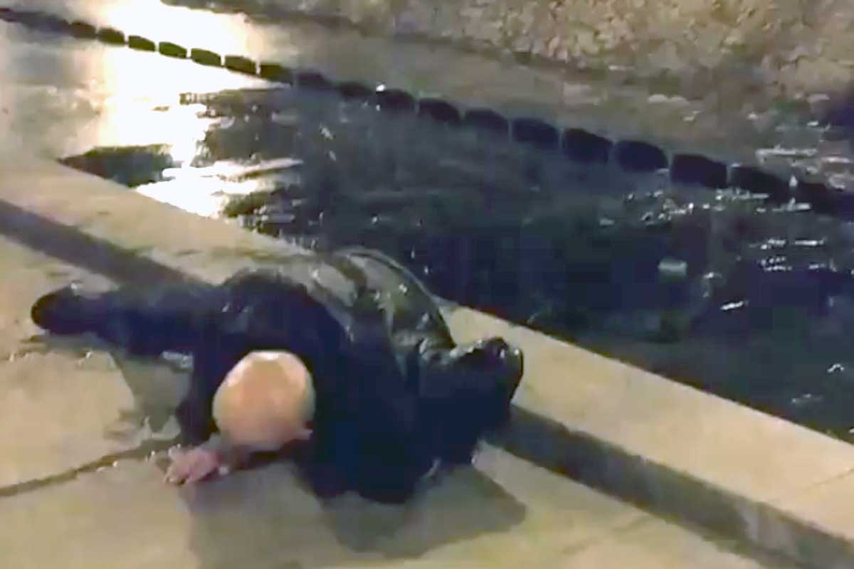 В саду Шевченко мужчина упал с моста (видео)