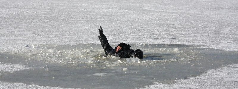 В Песочине рыбак ушел под лед