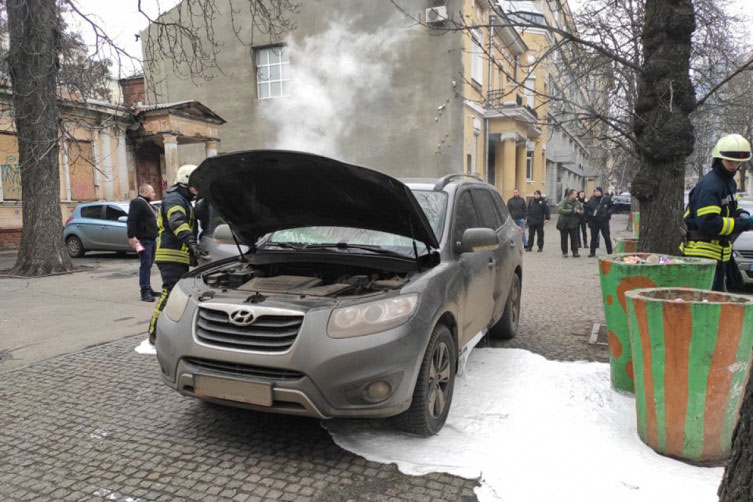 В центре Харькова вспыхнул внедорожник (фото)