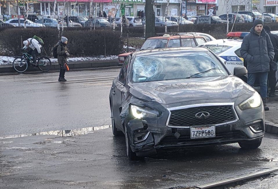 В Сети появилось видео аварии возле "Радмира", где Infiniti насмерть сбил пешехода