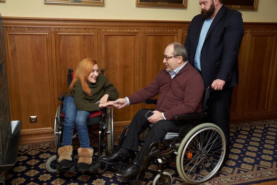 Кернес подарил девушке инвалидную коляску взамен украденной