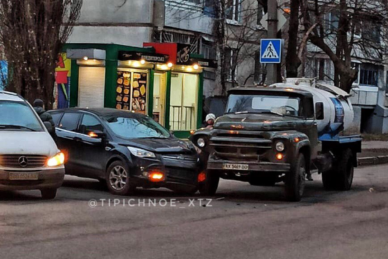В Харькове водовозка врезалась в легковушку (фото)