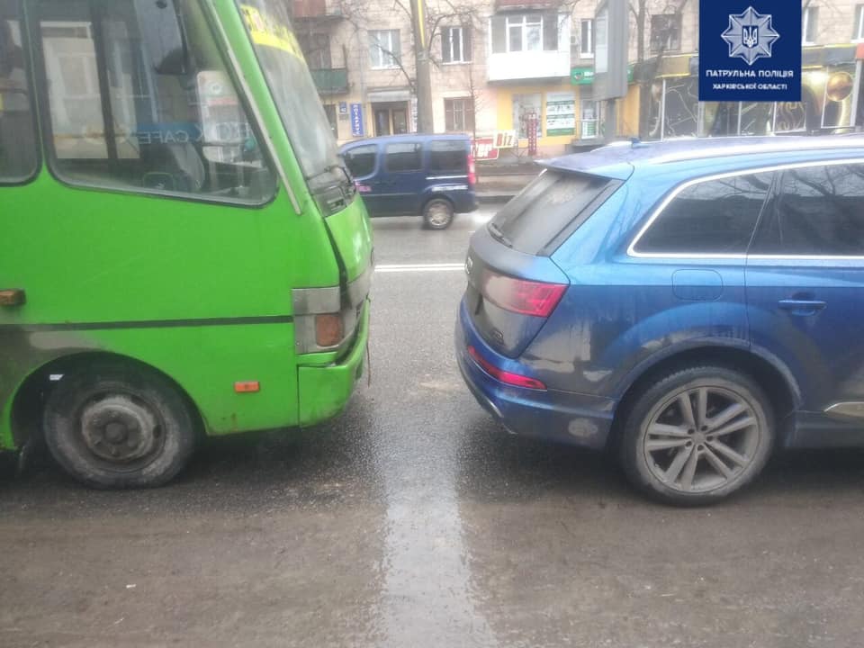 В Харькове маршрутка врезалась в легковушку