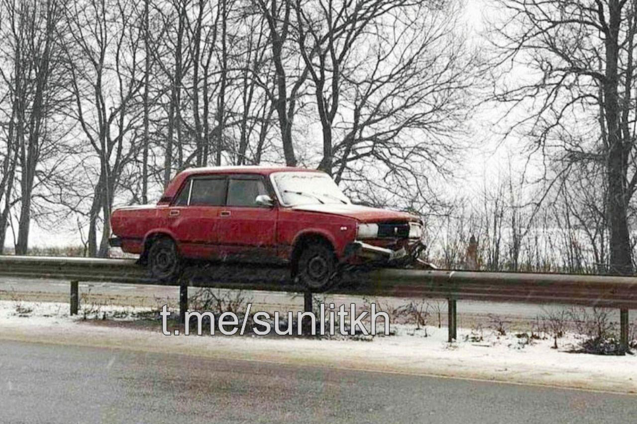 ДТП под Харьковом: машина приземлилась на отбойник (фото, видео)