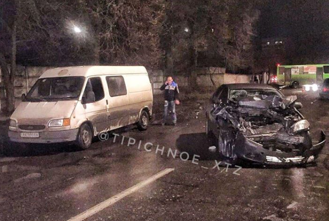 В Харькове машина влетела в припаркованное авто