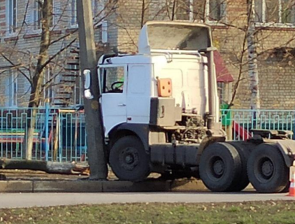 В Харькове грузовик врезался в столб (фото)