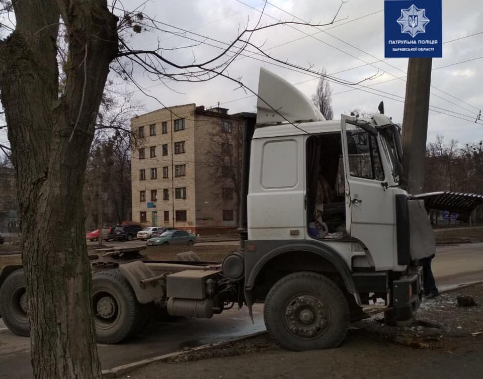 В Харькове грузовик влетел в столб (фото)