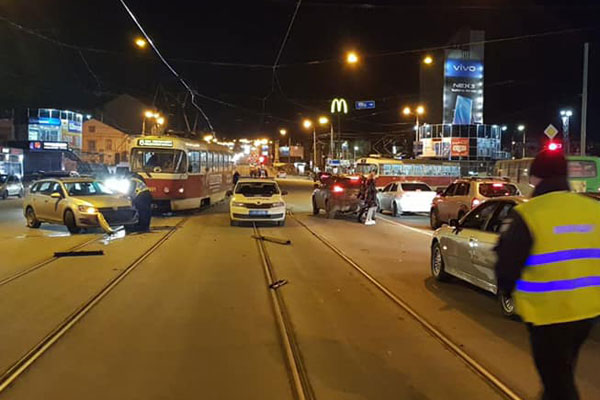На Полтавском шляхе - крупное ДТП, BMW вылетел на встречку (фото)