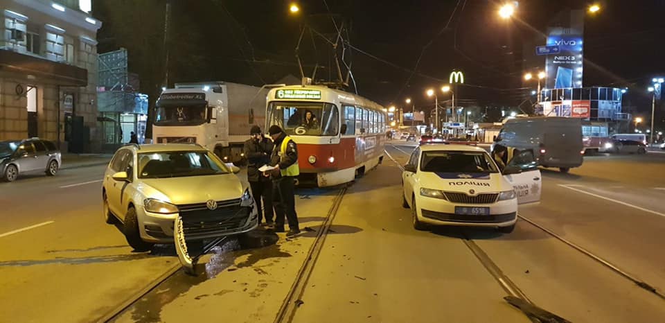 В Сети появились фото с места массового ДТП на Полтавском шляхе