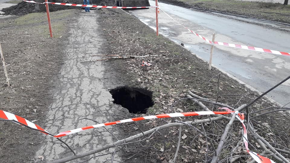 В Лозовой снова обвалился канализационный коллектор (фото)