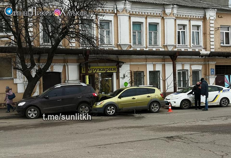 В Харькове машина врезалась в припаркованное авто (фото)