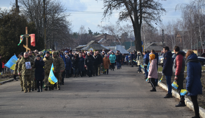Под Харьковом похоронили погибшую на фронте женщину (фото)