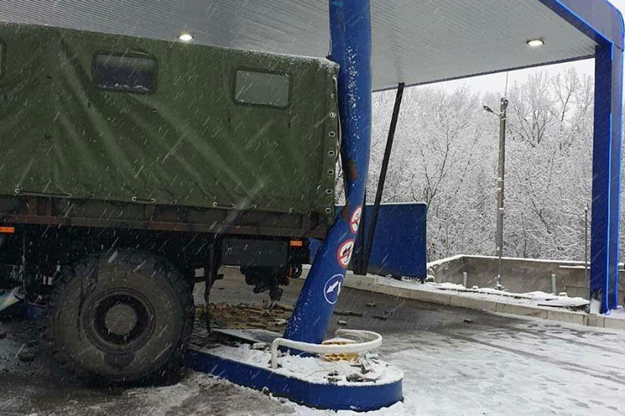 На окружной военный грузовик влетел в заправку (фото,видео)