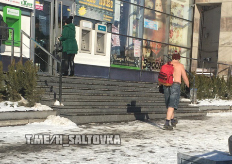 В Харькове на улице заметили полуголого мужчину (фото)