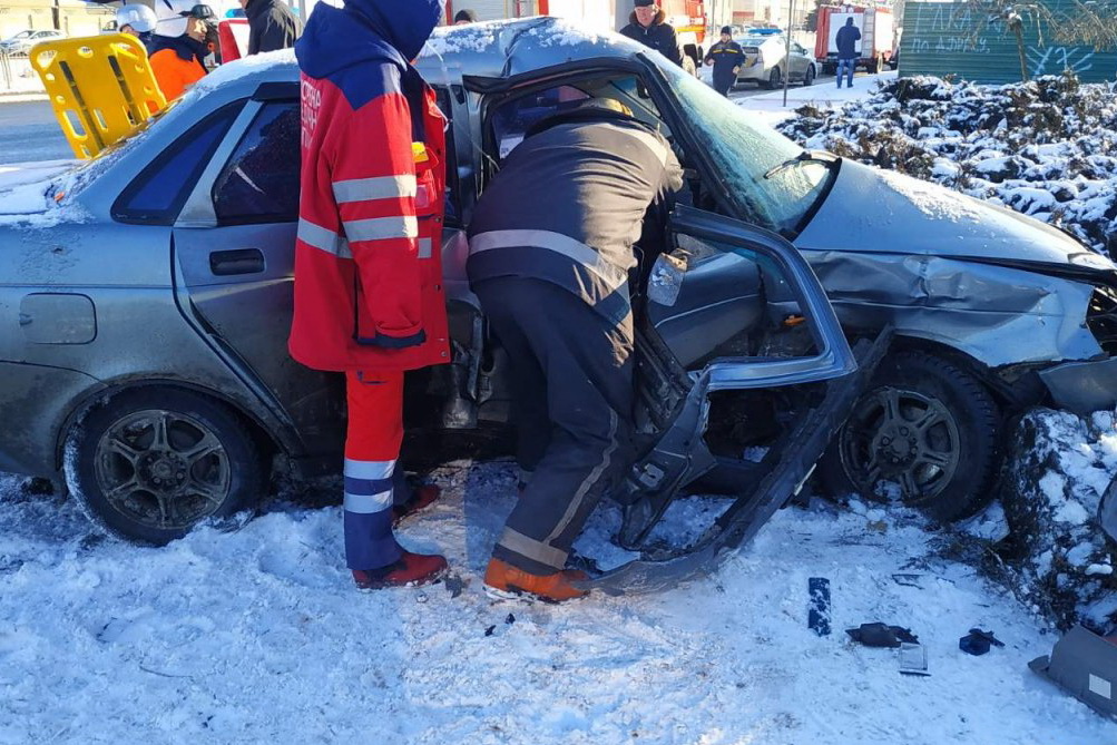 Авария возле метро "Дворец спорта": пассажира вырезали из машины (фото)