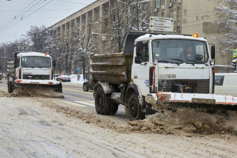 На харьковские дороги за день высыпали 900 тонн соли и песка