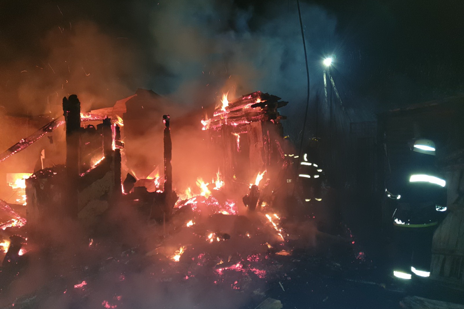 Под Харьковом дотла сгорел частный дом (фото, видео)