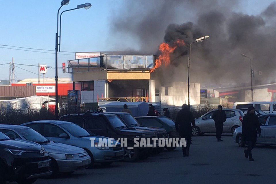 На Героев Труда вспыхнул недостроенный магазин (фото, видео, дополнено)