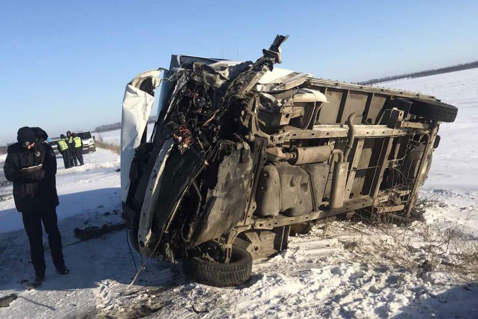 Тройное ДТП под Харьковом: от удара машины перевернулись (фото)