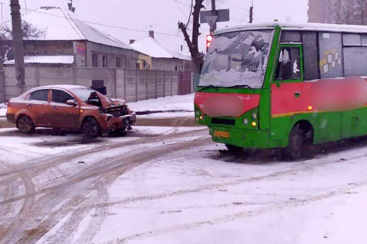 На Валдайской маршрутка попала в аварию