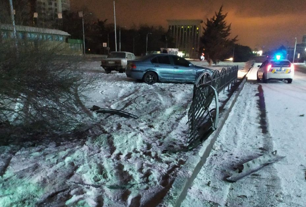 В Харькове машина снесла забор (фото)