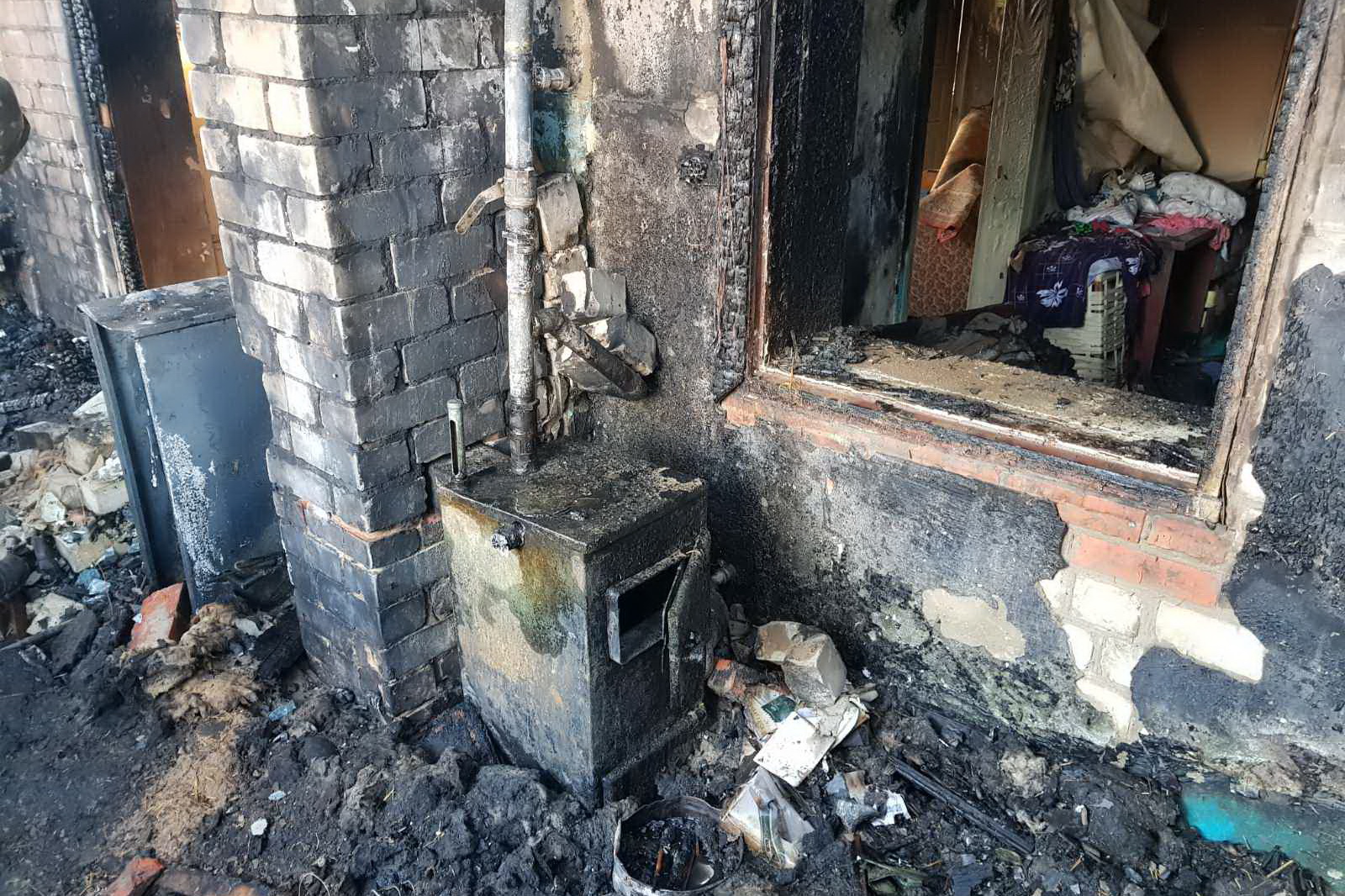 Пожар: чтобы спасти внука, женщина вошла в пылающий дом (фото)