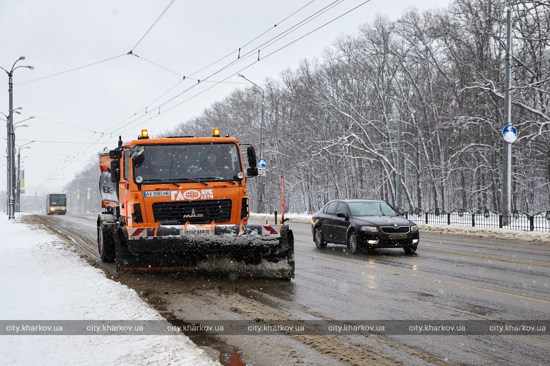Снег в Харькове чистят в две смены (фото)