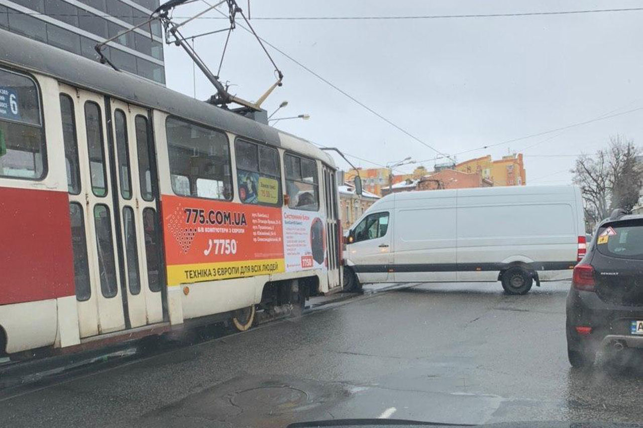 На Московском проспекте стоят трамваи